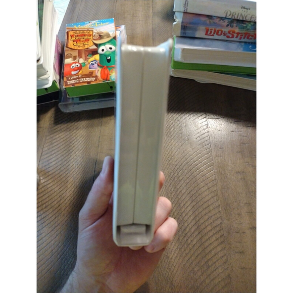 Annie (VHS, 2000) - Picture 6 of 7